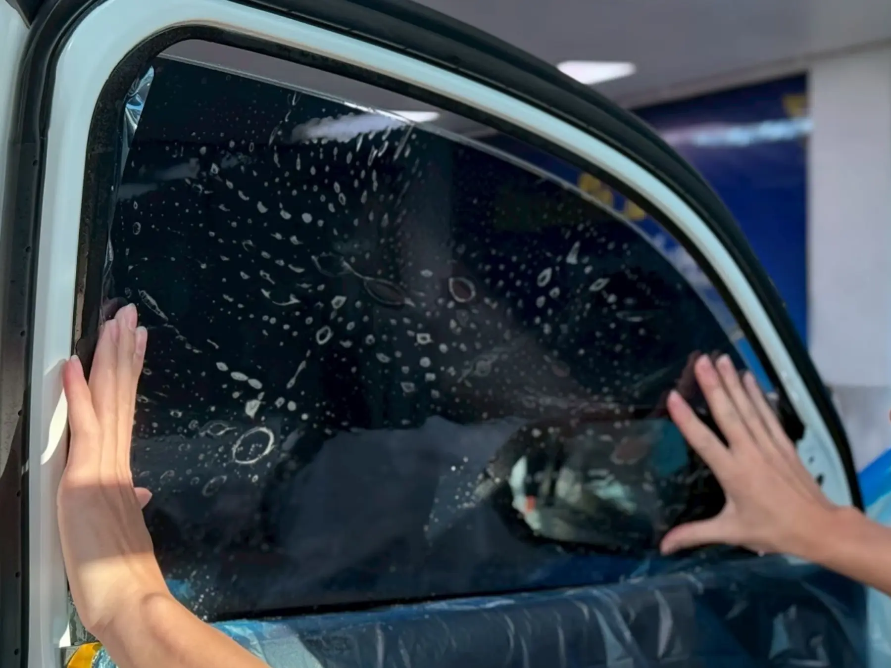 ติดฟิล์มรถยนต์รอบคัน กระจกหน้า กระจกข้าง กระจกหลัง