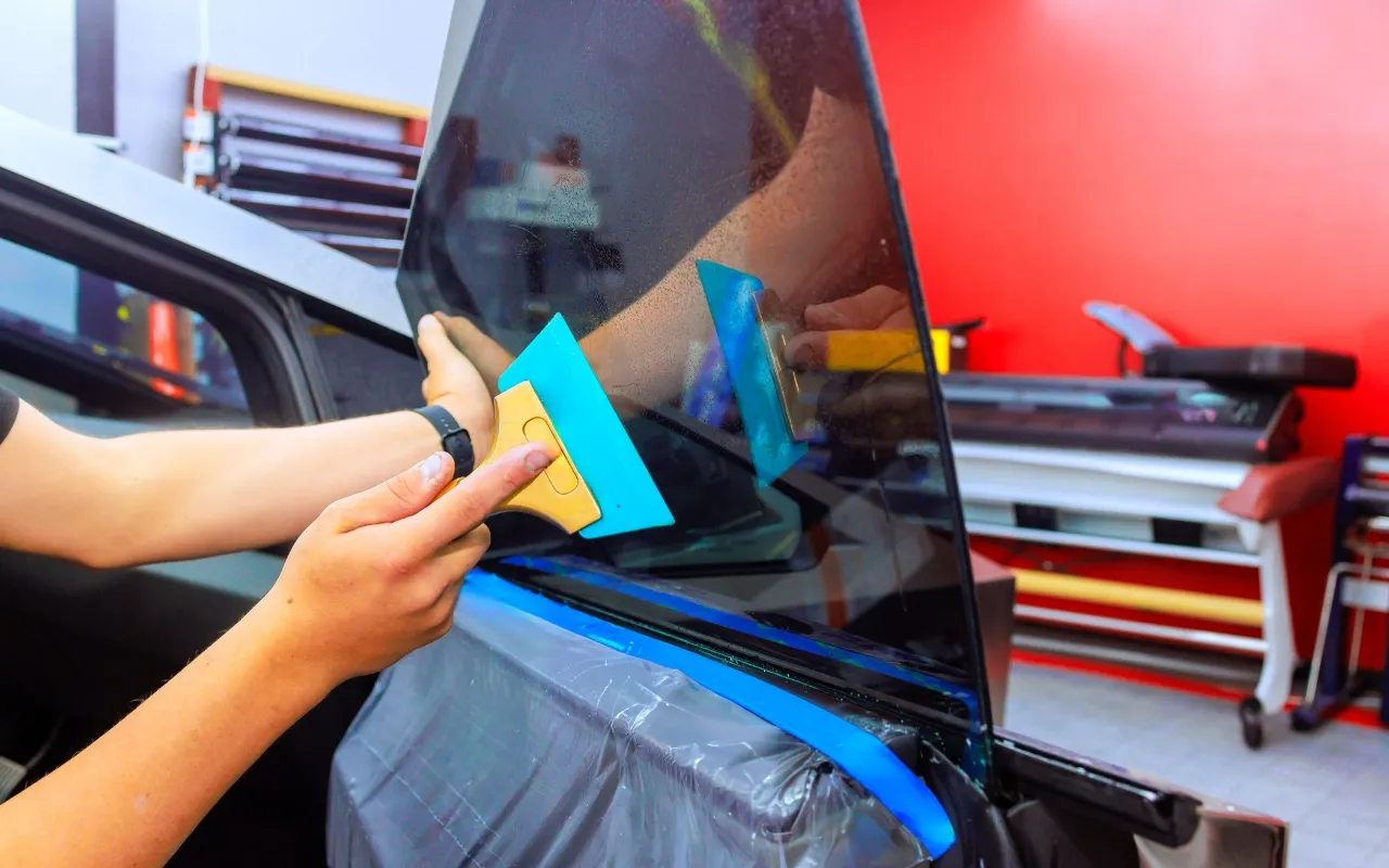 ยี่ห้อฟิล์มติดรถยนต์ที่เหมาะสำหรับขับทั้งกลางวันและกลางคืน