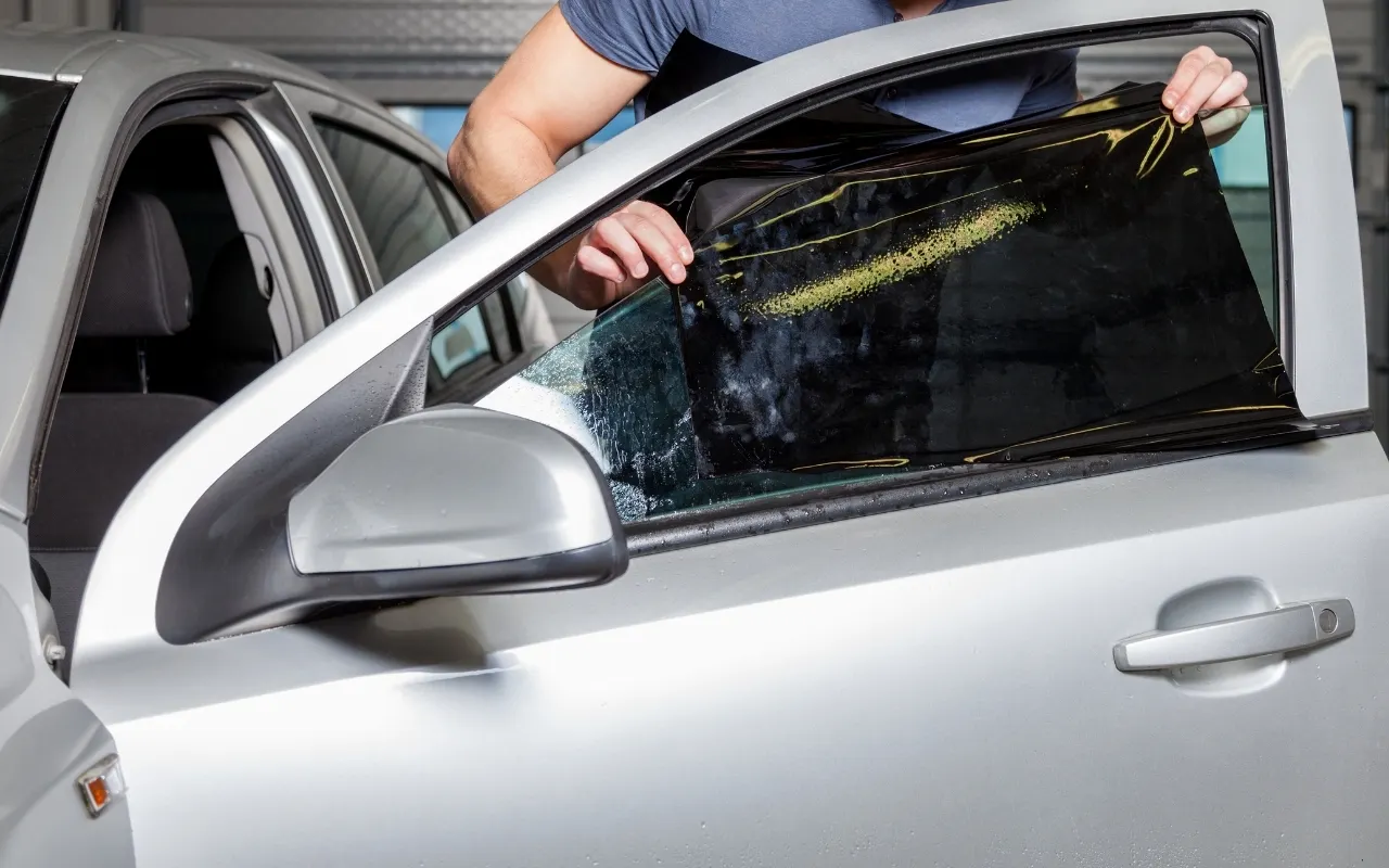 ช่างติดตั้งฟิล์มรถยนต์ที่มีฝีมือ